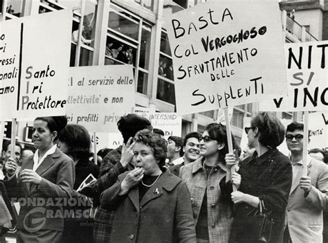 Il corteo di manifestanti - Immagini del Novecento - dall'archivio ...