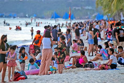 Boracay's daily tourists top 7K as COVID-19 curbs ease, PNP says | GMA ...