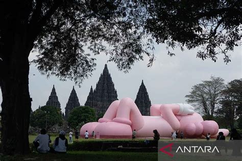 Pameran Kaws : Holiday Indonesia di Candi Prambanan - ANTARA News