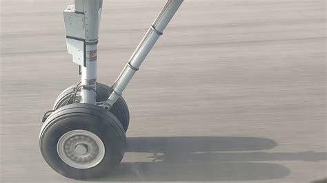 Bombardier Q400 Dash 8 landing gear in action. Spicejet flight from New ...