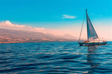 A Boat Sailing In The Sea Behind The Yacht - HooDoo Wallpaper