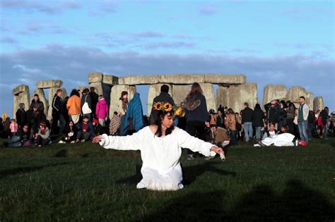 Thousands gather at Stonehenge for annual ritual marking the summer ...