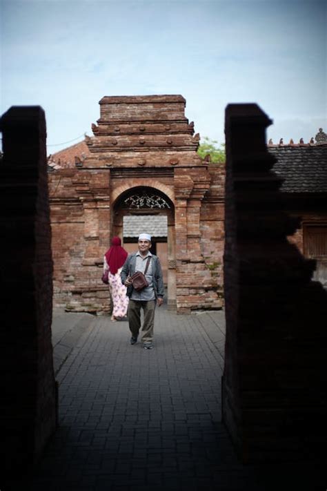 People Visiting the Tomb of Sunan Kudus · Free Stock Photo