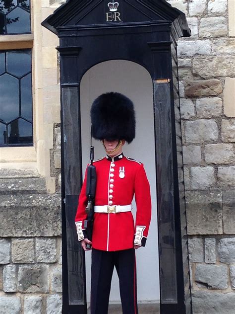 Crown Jewels Guard at the Tower of London Tower Of London, Crown Jewels ...