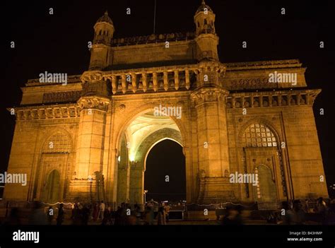 Gateway of india night view hi-res stock photography and images - Alamy