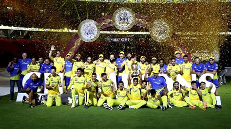 As CSK lifts IPL 2023 trophy after win over GT, fans celebrate with ...