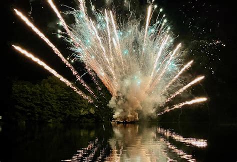 Feux d’artifice - Location Plateforme flottante couverte à Paris....