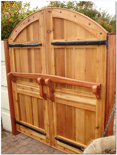 50+ Classic Wooden Gates Will Make Your Home Look Great - The Urban ...