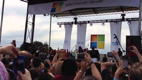 Flo Rida "Wild Ones" Live at Microsoft Store Grand Opening Orlando, FL ...