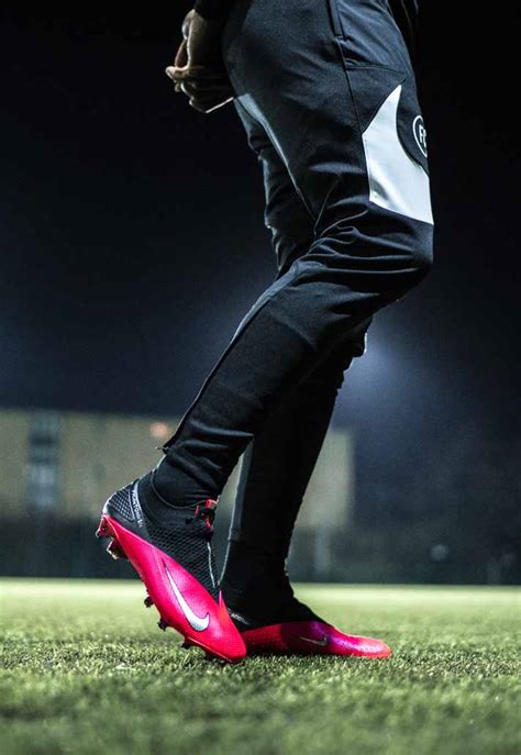 Laced Up: Nike PhantomVSN II Football Boots Review - SoccerBible