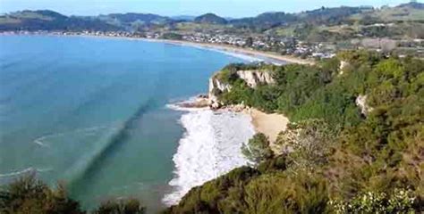 Man critical after boat hits rocks at high speed in Cooks Beach, NZ - YBW