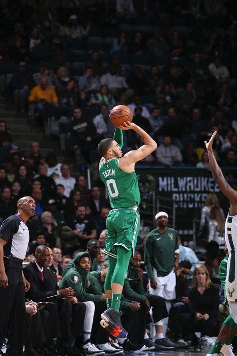 Jayson Tatum Dunk On Lebron - STRENDU