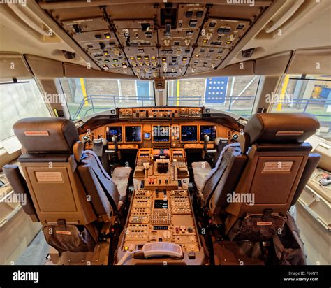 777 300er cockpit hi-res stock photography and images - Alamy