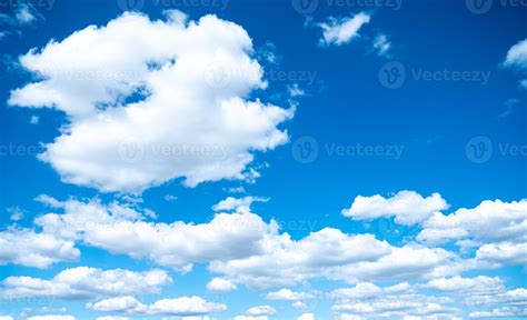 hermoso cielo azul y nubes con fondo natural de luz del día. el vasto ...