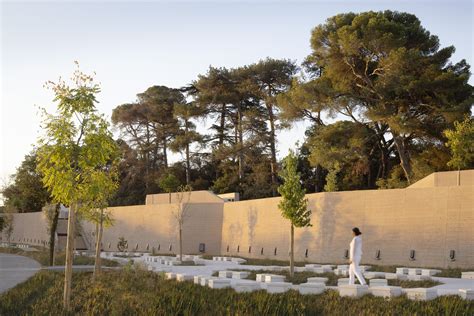 Cementerio Metropolitano de Montpellier / Agence Traverses - Paysage ...