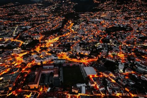 Paisaje urbano nocturno con calles y edificios iluminados. | Foto Premium