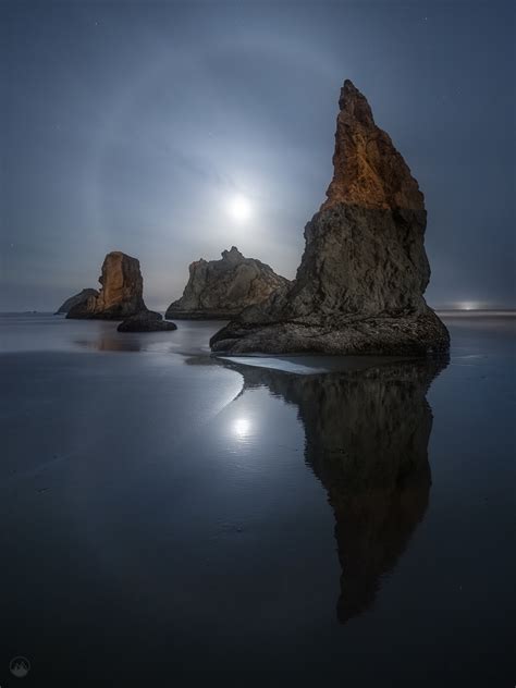 Edwin Martinez Captured Stunning Lunar Halo from Oregon Coast