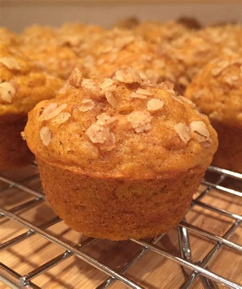 Mini-Pumpkin Spice Oatmeal Muffins