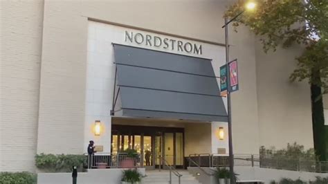 Walnut Creek businesses close up early after Nordstrom theft - YouTube