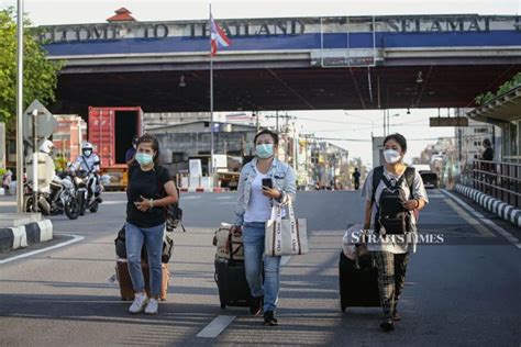 bukit kayu hitam border crossing - Claire Cornish