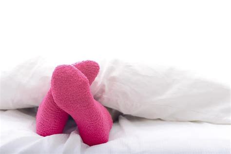 Sleeping with socks on: Benefits and risks