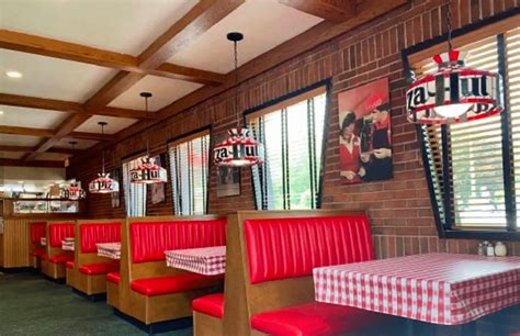 This Texas Vintage Pizza Hut Hasn't Been Renovated In Over 50 Years ...