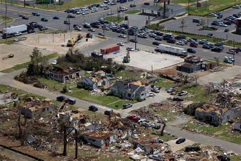 Volunteers flood tornado-tossed Tuscaloosa, Ala.