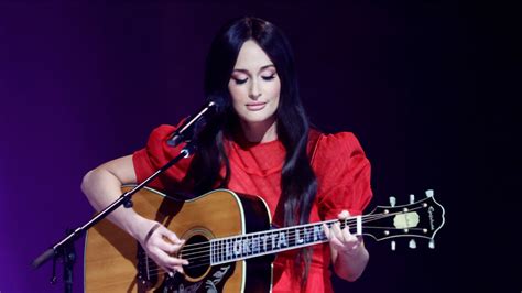 Kacey Musgraves Plays Loretta Lynn's Guitar In Beautiful Tribute | iHeart