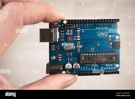 Carte électronique Arduino Uno en main pour la programmation du ...