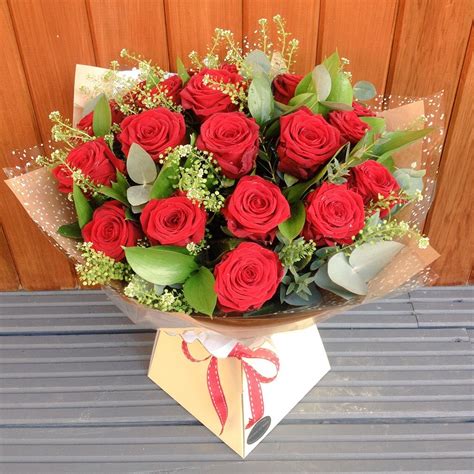 Rose Flower Bouquet Pictures / Red Rose Flower Bouquet Isolated On ...