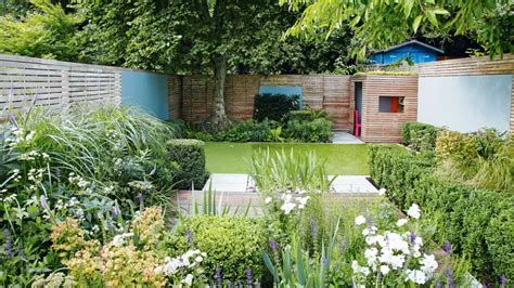 Alan Titchmarsh's small garden design tips create the illusion of space ...