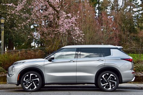 2023 Mitsubishi Outlander Review: A Flexible but Focused SUV With ...