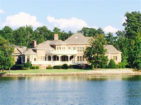 Lakefront luxury. #LakeMurray #LakeHouse #SouthCarolina | Lake, Lake ...