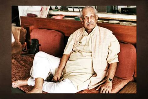 Hrishikesh Mukherjee Biography: A Comprehensive Review