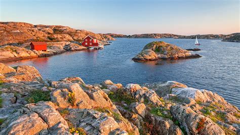 Holiday cottage by the sea in the evening light, Skärhamn on the Island ...