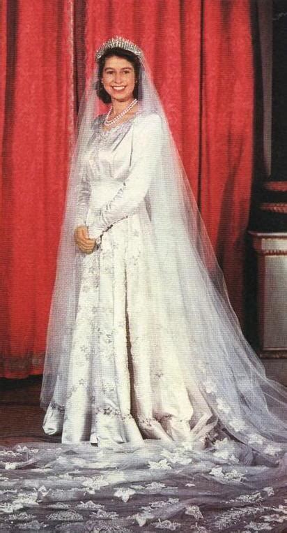 Wedding Wednesday: Queen Elizabeth II's Gown | MYROYALS BLOG