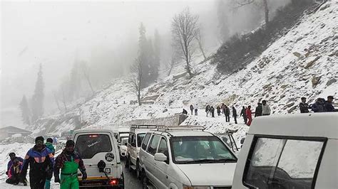 New year nightmare: Over 400 vehicles stranded due to snow in Manali ...