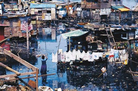 Washing in the slums Photo: René Burri (1933 - 2014) Philippines ...