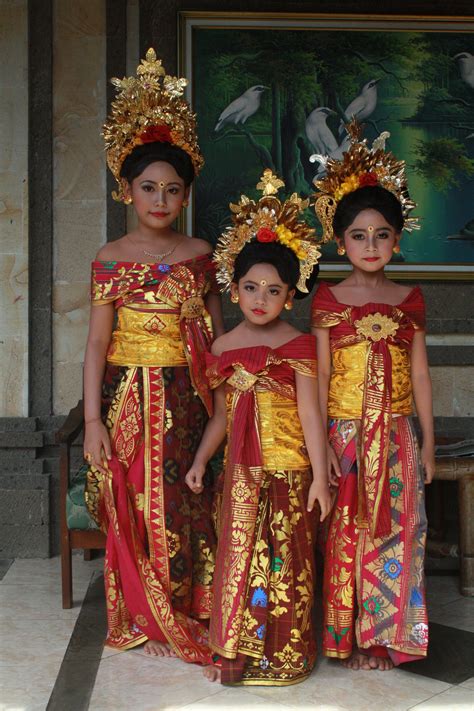 My daughter Sheela wear Balinese traditional costume on the "Mapeed ...