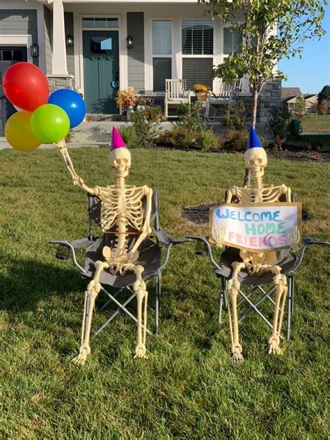 25 Hilarious Outdoor Halloween Displays Using Skeletons - Vicious Kangaroo