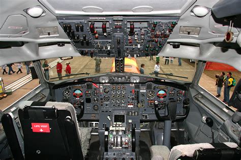 Boeing 727 Cockpit - a photo on Flickriver