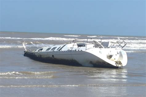 Racing boat stranded on Texas shore declared abandoned