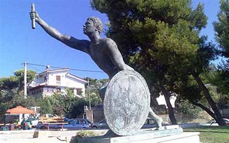 Stolen Marathon messenger statue to be replaced | eKathimerini.com