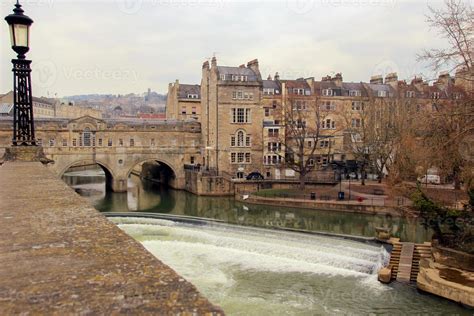 Pulteney Bridge and Avon River Weir 1413267 Stock Photo at Vecteezy