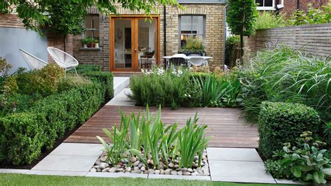 11 small garden layout ideas to consider | GardeningEtc