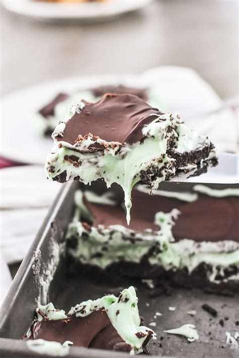 Easy, creamy chocolate mint bars with a chocolate cookie crust, creamy ...