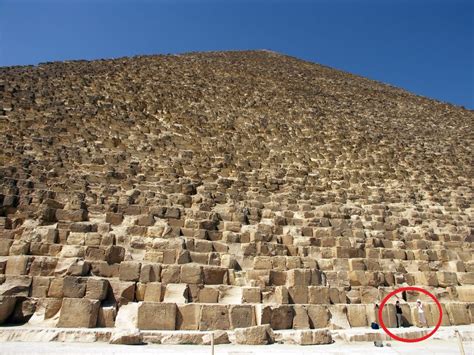 6 Images That Show How Massive The Great Pyramid Of Giza Really Is