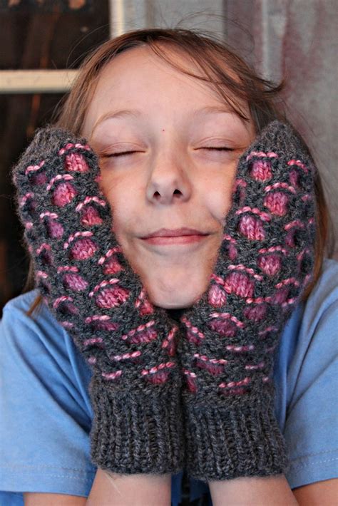 Newfie Mitts | Knitting patterns free hats, Knitting patterns free ...