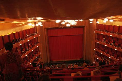 Visitor's Guide to The Metropolitan Opera House in NYC