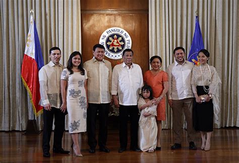 Family joins Villar in oath-taking before the President